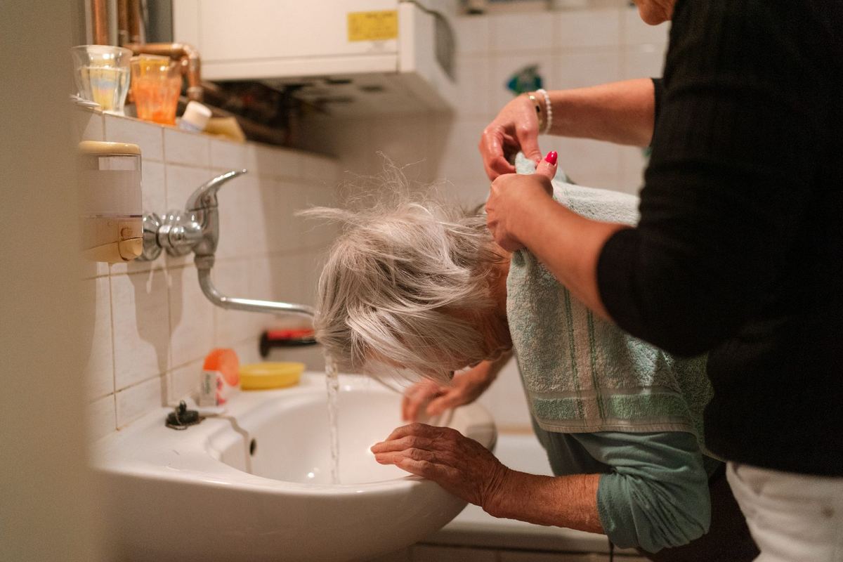 Accompagner un parent âgé au quotidien