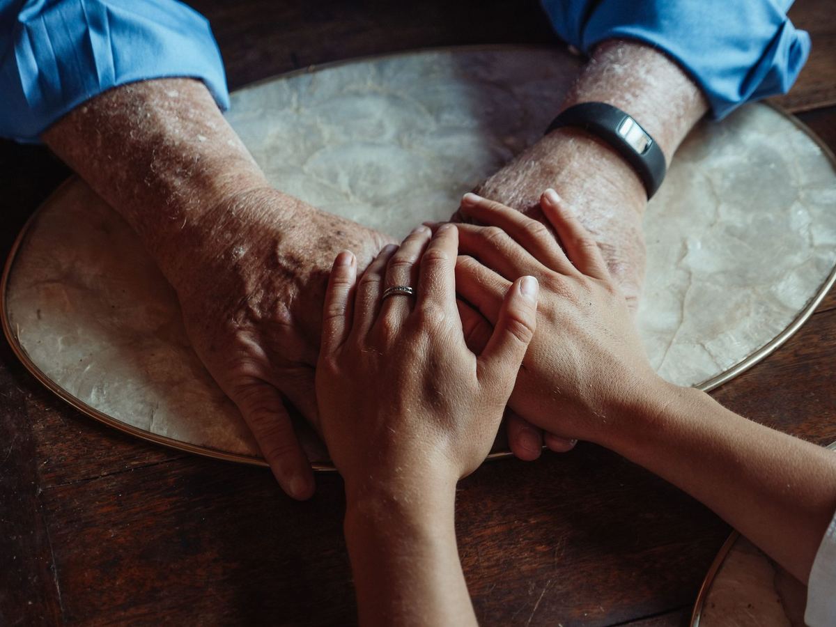 Des mains qui s'entraident, un lien de confiance