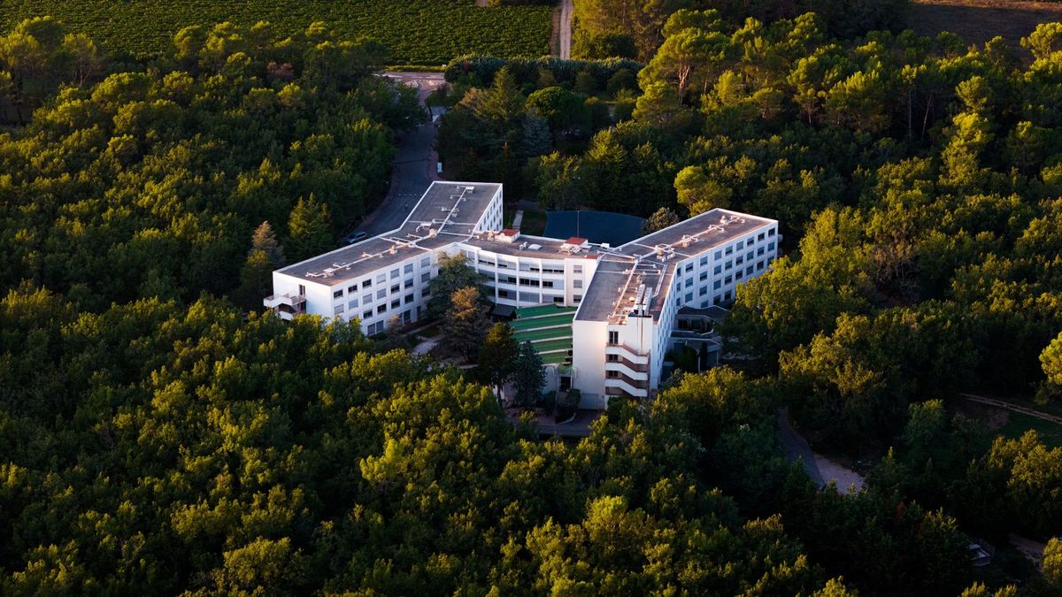 Une maison de retraite (EHPAD) entourée de nature