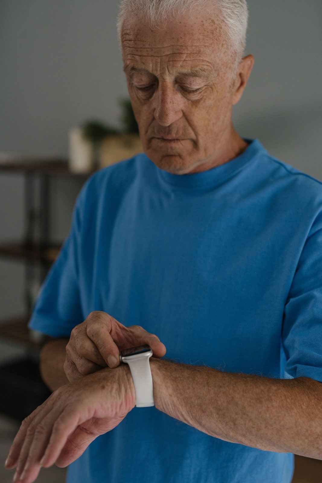 Une montre de téléassistance portée par un senior